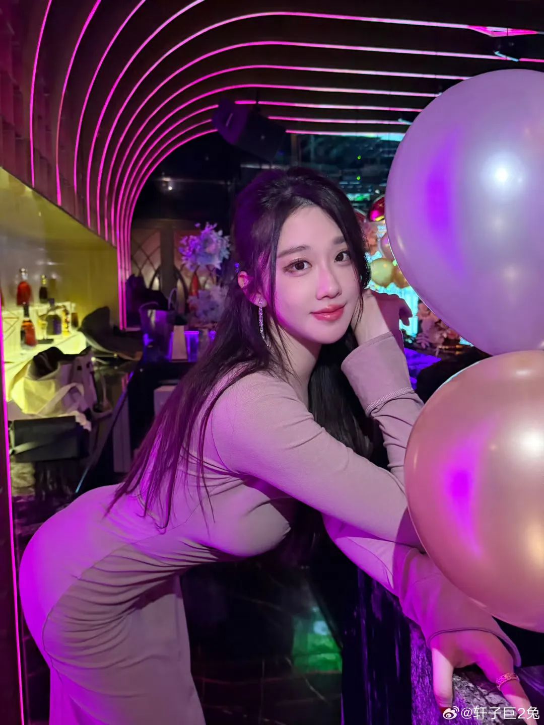 网友买了轩子巨2兔的原味丝袜要求售后,轩子称自己不卖那玩意儿,被骗还要自己背锅,不知道买的那个抠脚大汉的!