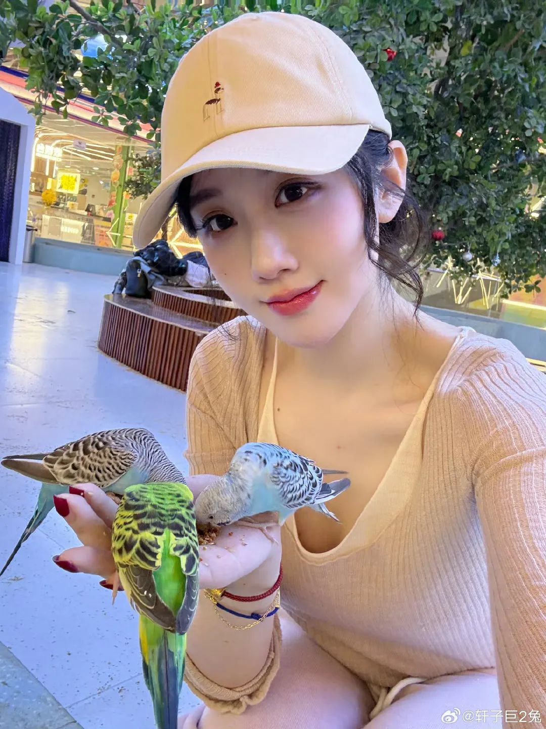网友买了轩子巨2兔的原味丝袜要求售后,轩子称自己不卖那玩意儿,被骗还要自己背锅,不知道买的那个抠脚大汉的!
