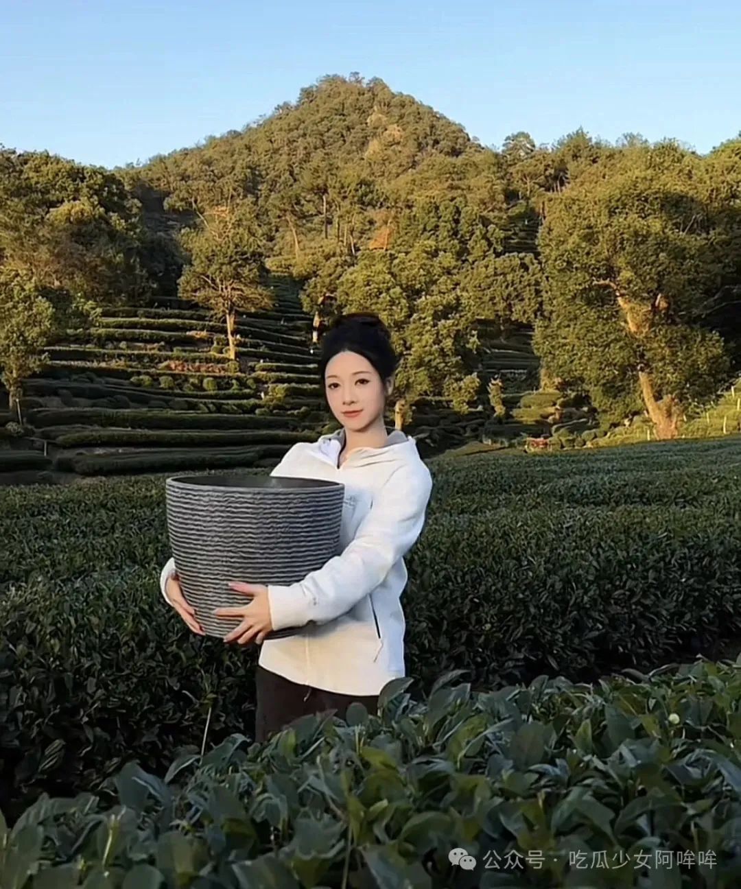 国家队退役体操女神吴柳芳自曝擦边原因,称母亲生病,父亲贷款,不得不擦!引发网友热议!