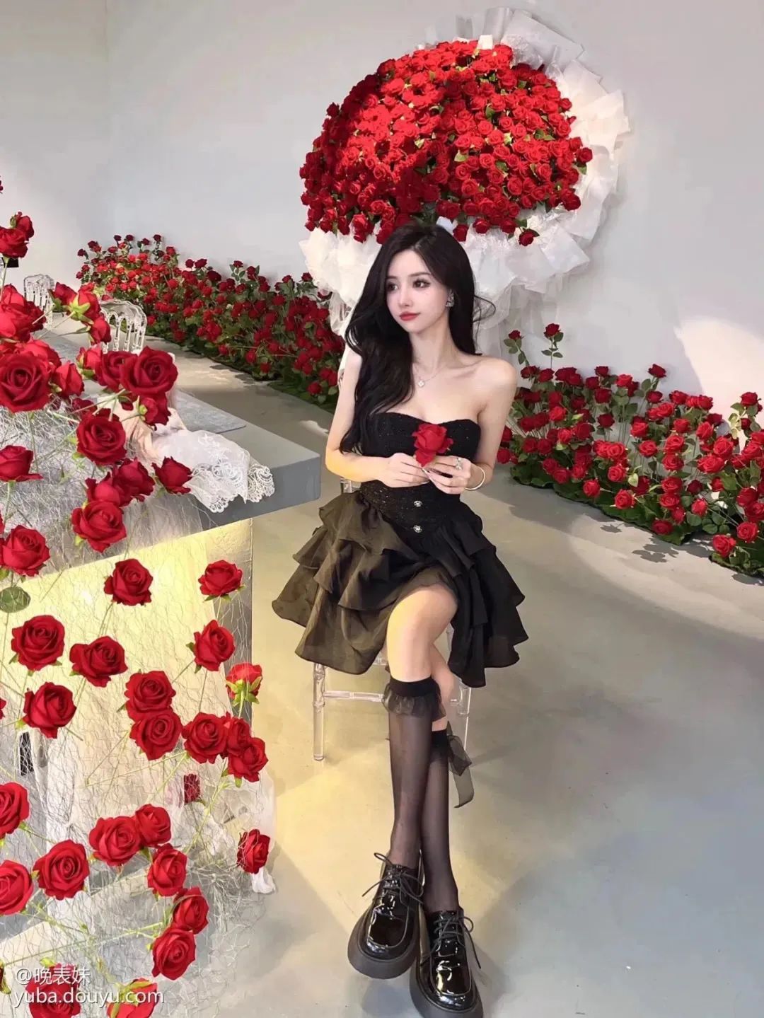 开保时捷的不配约我,只有开劳斯莱斯的才有资格!大哥约女主播出去玩,惨遭女主播白眼!网友:低情商!