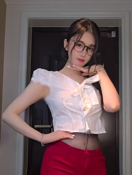 轩子巨2兔做客户外主播直播间，称自己虽不谈恋爱，但生理方面的知识理论为100%实操为0！网友：不愧是老师！