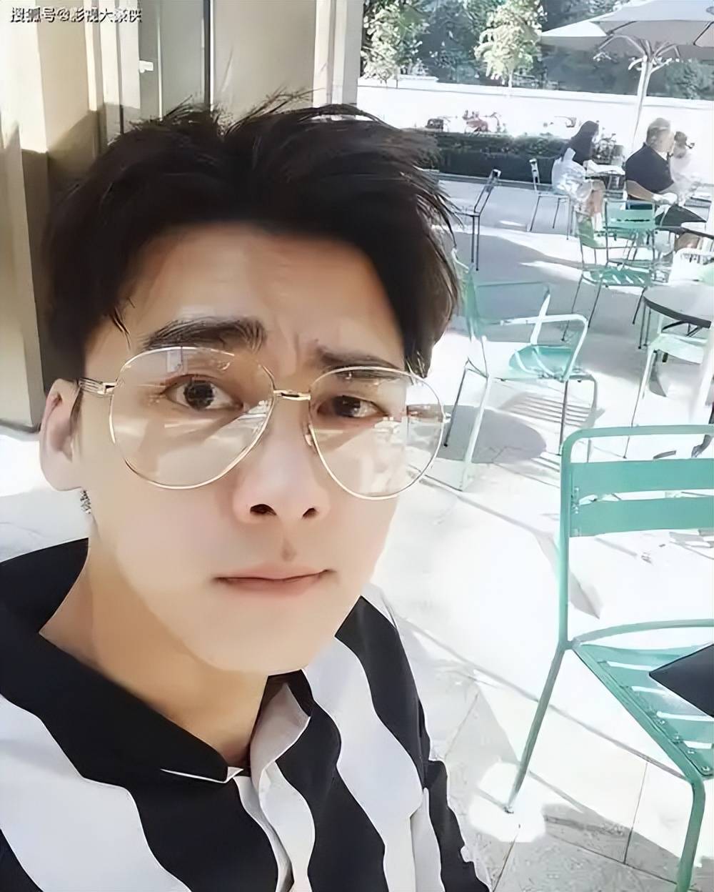 顶流男星人设引发关注!镜头前后两副面孔