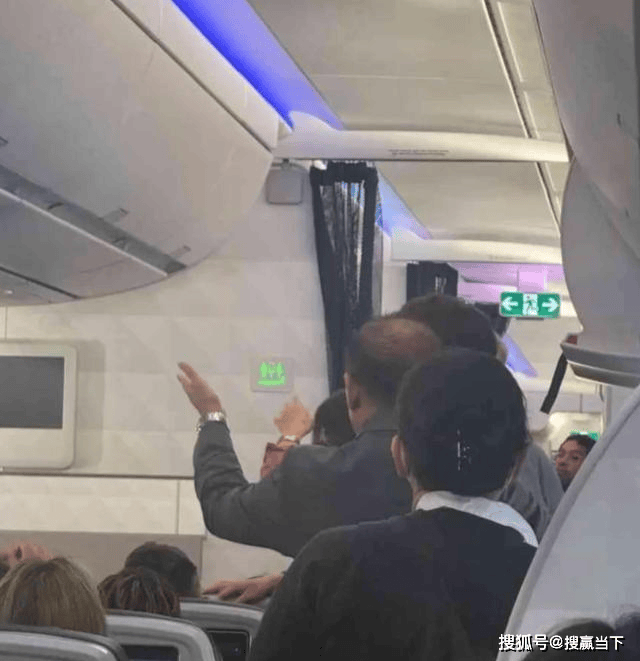 老年乘客闹事致航班改降 妻子:中国服务更好