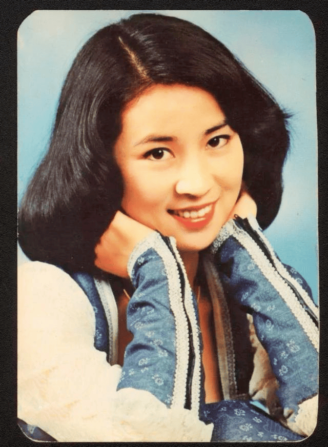 吴绮莉曝成龙拒认女真相:无人让做亲子鉴定