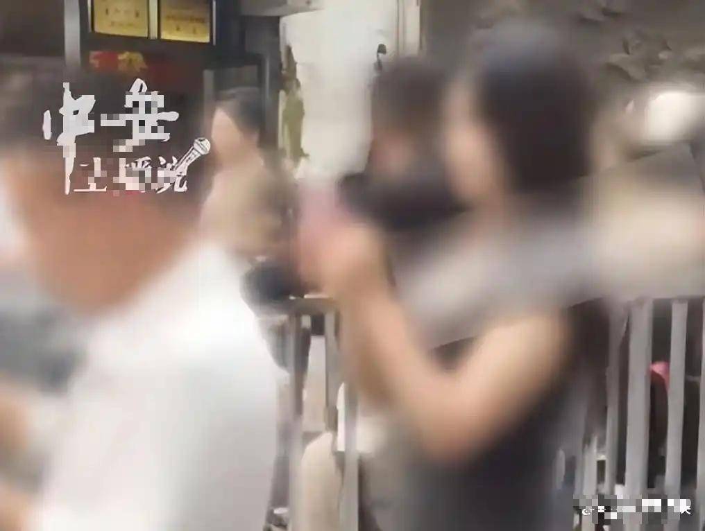 网络低俗摆拍事件警示