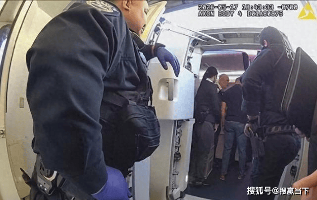 老年乘客闹事致航班改降 妻子:中国服务更好