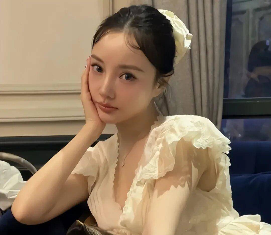 李小璐毁事业婚姻,女儿甜馨承受最重代价