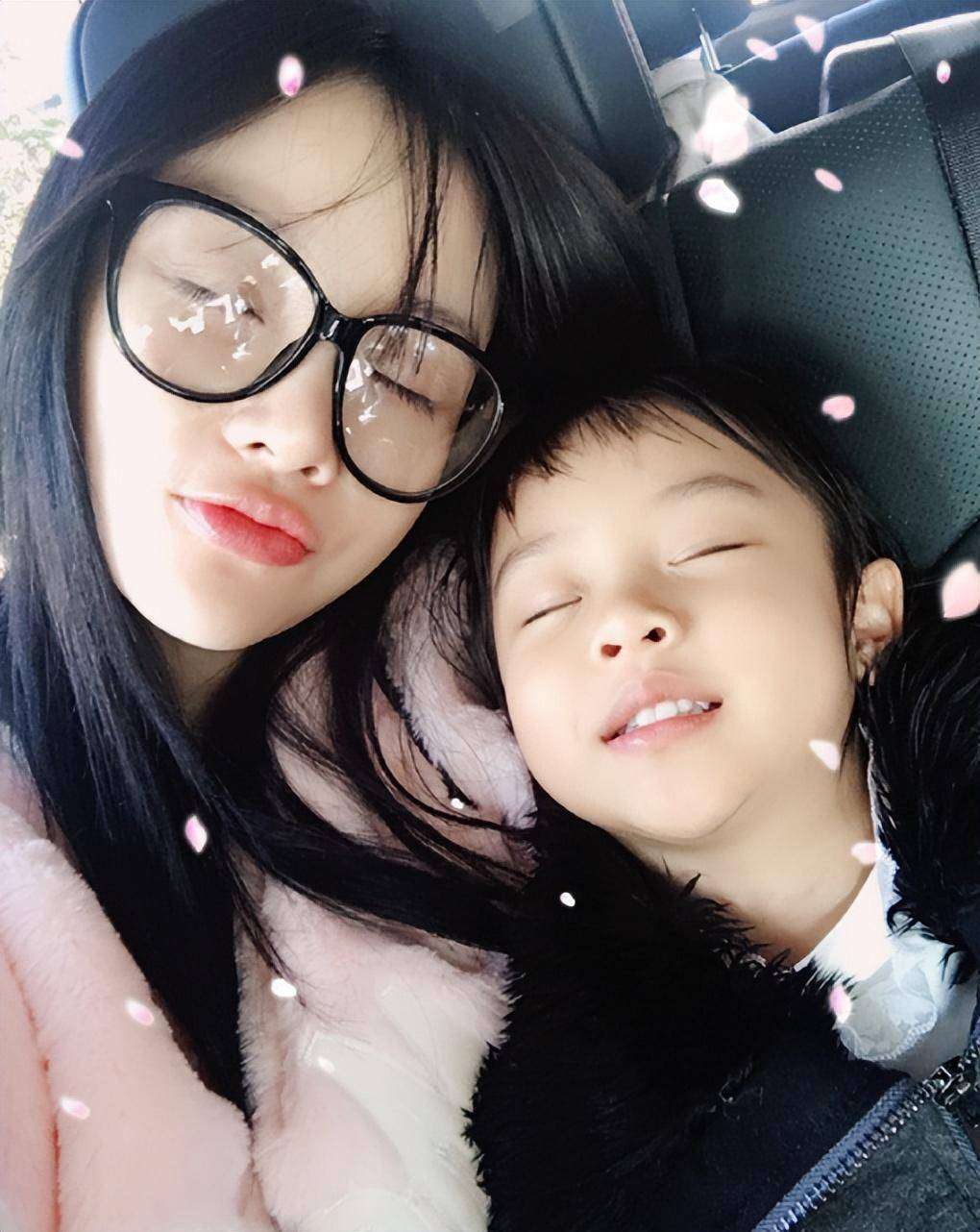 李小璐素颜带娃逛超市：从影后到平凡母亲的蜕变