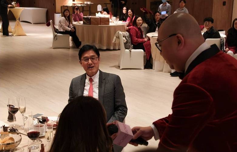 67岁香港富豪出轨网红9年5年4胎原配不知