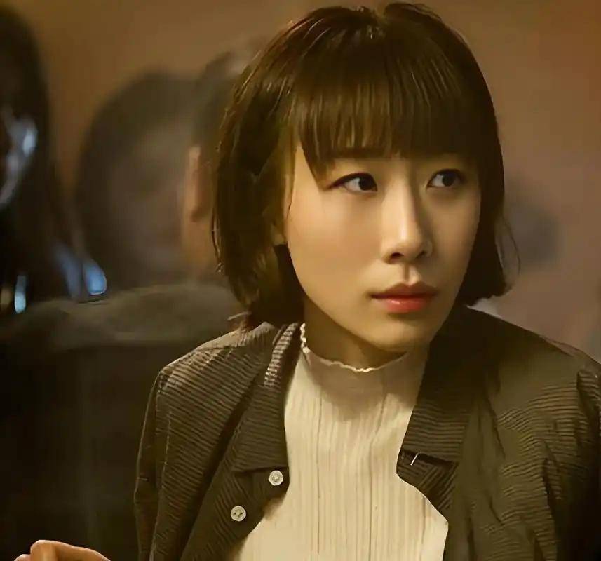 因感情问题离婚10年单身,因郭京飞再被全网关注