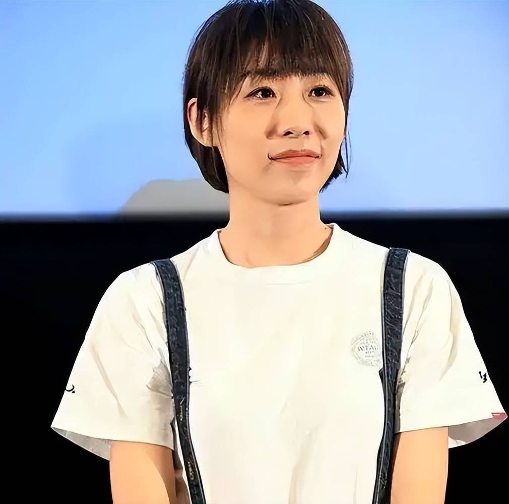 因感情问题离婚10年单身,因郭京飞再被全网关注