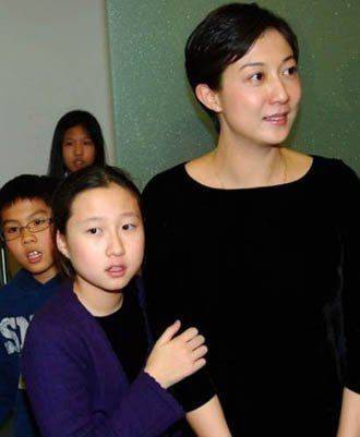 吴绮莉曝成龙拒认女真相:无人让做亲子鉴定