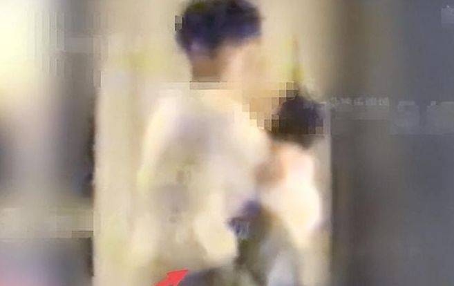 内娱再曝不拉窗帘名场面,生理反应太明显