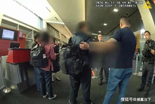 老年乘客闹事致航班改降 妻子:中国服务更好