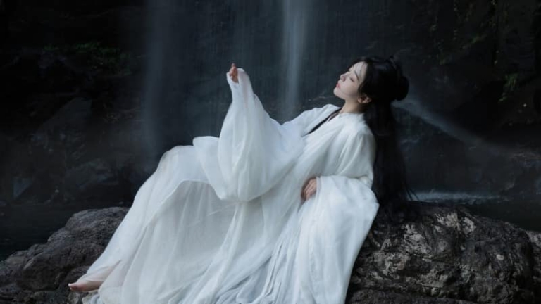 监控曝光妻子与陌生男子在家，她的理由：是他先对不起我的