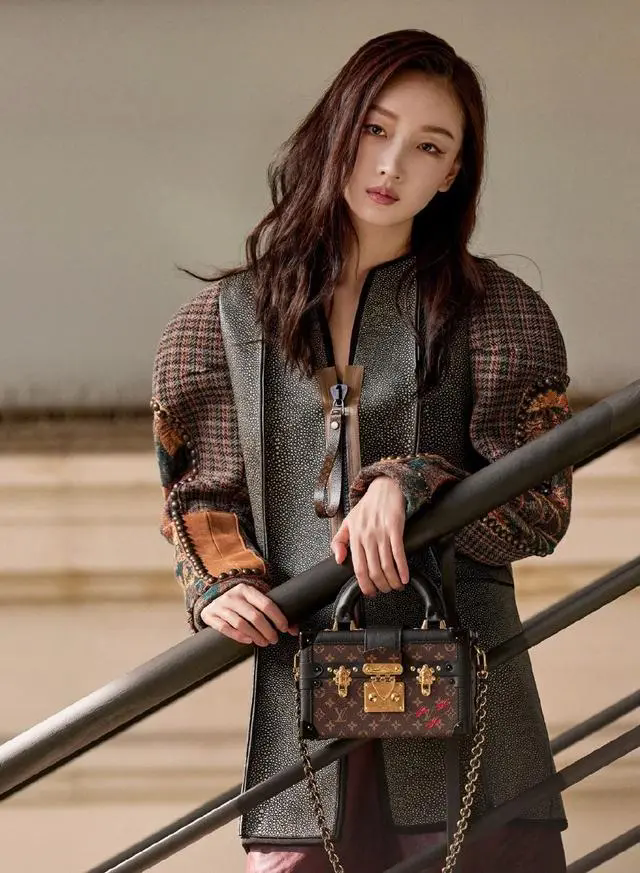 周冬雨韩国之行：纯欲风连衣裙大获好评