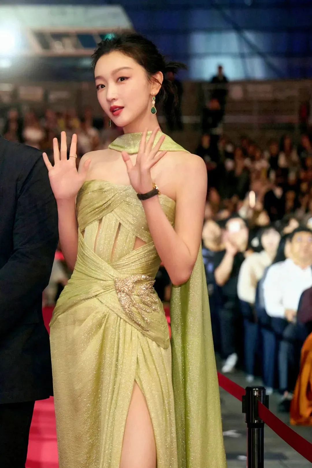 周冬雨韩国之行：纯欲风连衣裙大获好评