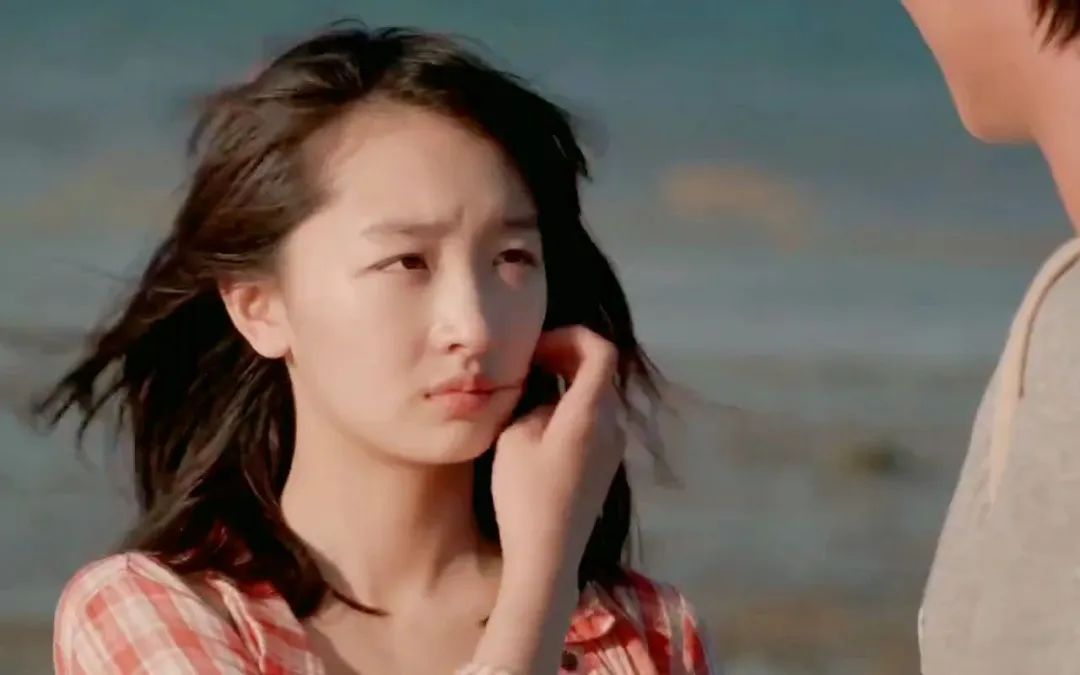 周冬雨韩国之行：纯欲风连衣裙大获好评