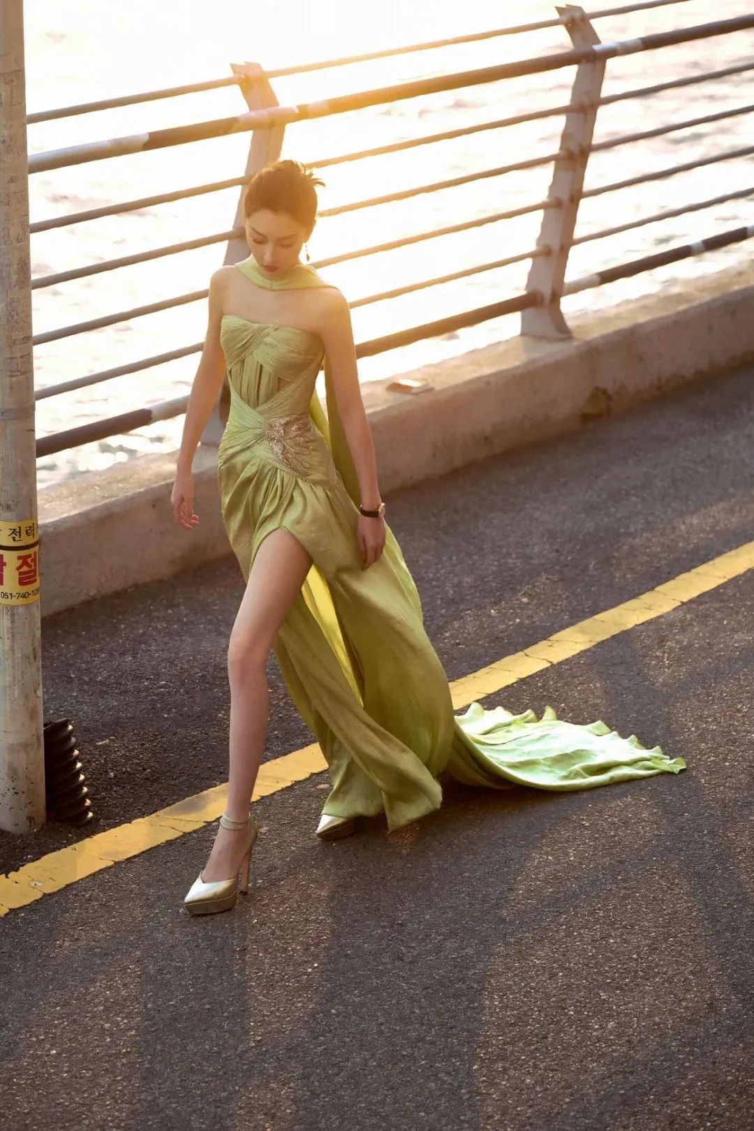 周冬雨韩国之行：纯欲风连衣裙大获好评